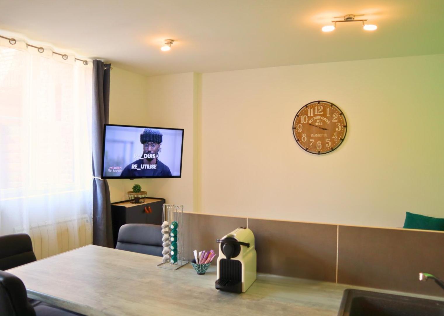 Appartement - Parking Prive Gratuit, Proche Centre-Ville Et Gare De Saint-Omer Apartment
